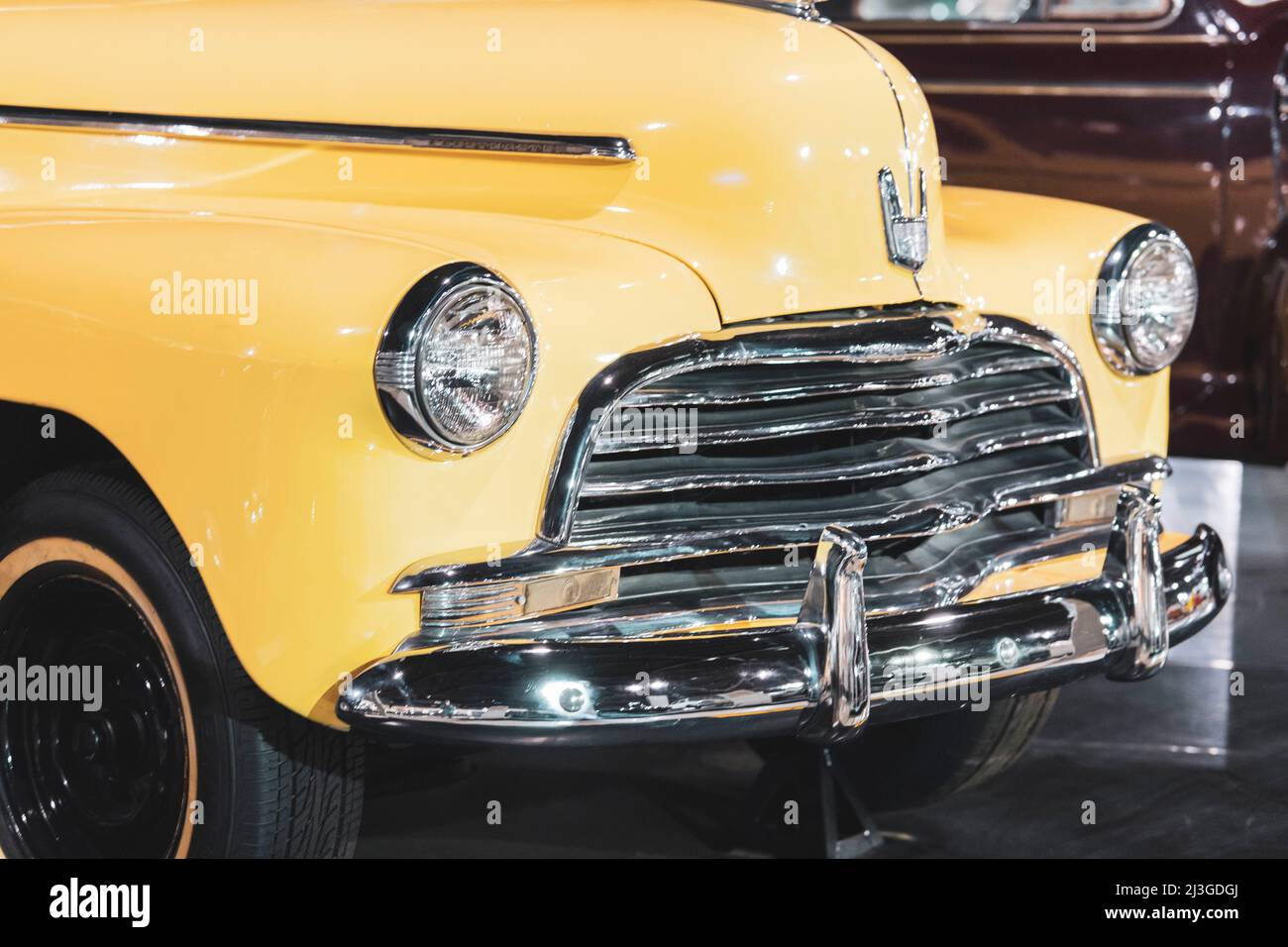 '7/31/2021 - Sharjah, Emirati Arabi Uniti: A Yellow 1946 Plymouth Custom Suburban un American Classic Antique Car. Foto Stock