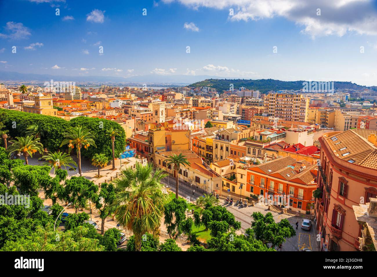 Cagliari, Sardegna, Italia paesaggio urbano dall'alto al mattino. Foto Stock