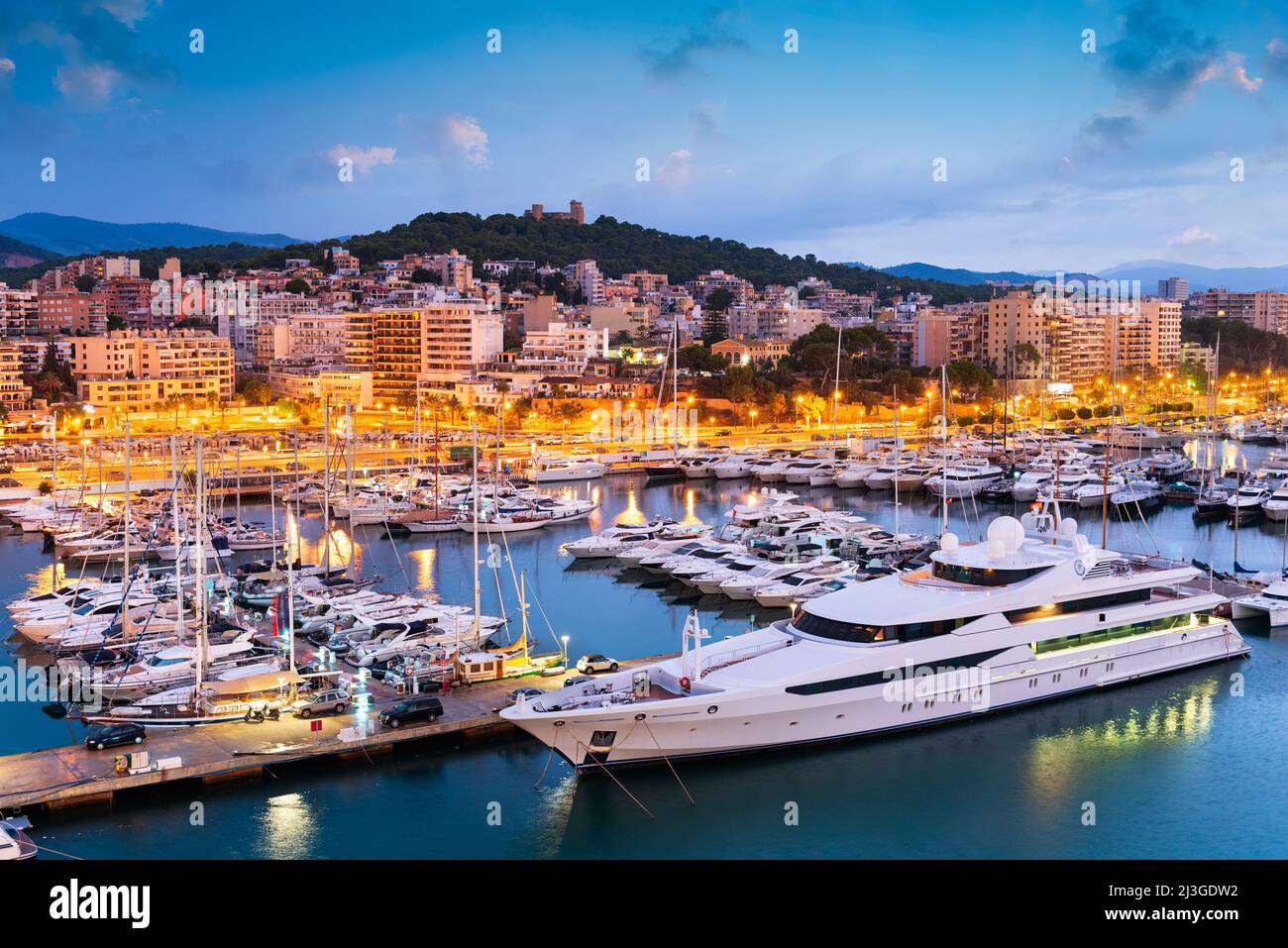 Palma di Maiorca, la Spagna skyline al porto con yacht al mattino presto. Foto Stock