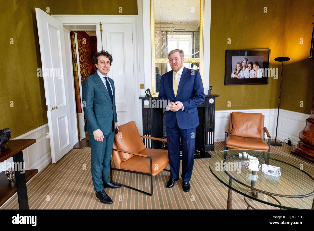 2022-04-08 13:58:22 L'AIA - re Willem-Alexander riceve il presidente del partito Jesse Klaver (L, GroenLinks) a Huis ten Bosch per un incontro introduttivo. ANP POOL MISHA CALZOLAIO paesi bassi fuori - belgio fuori Foto Stock