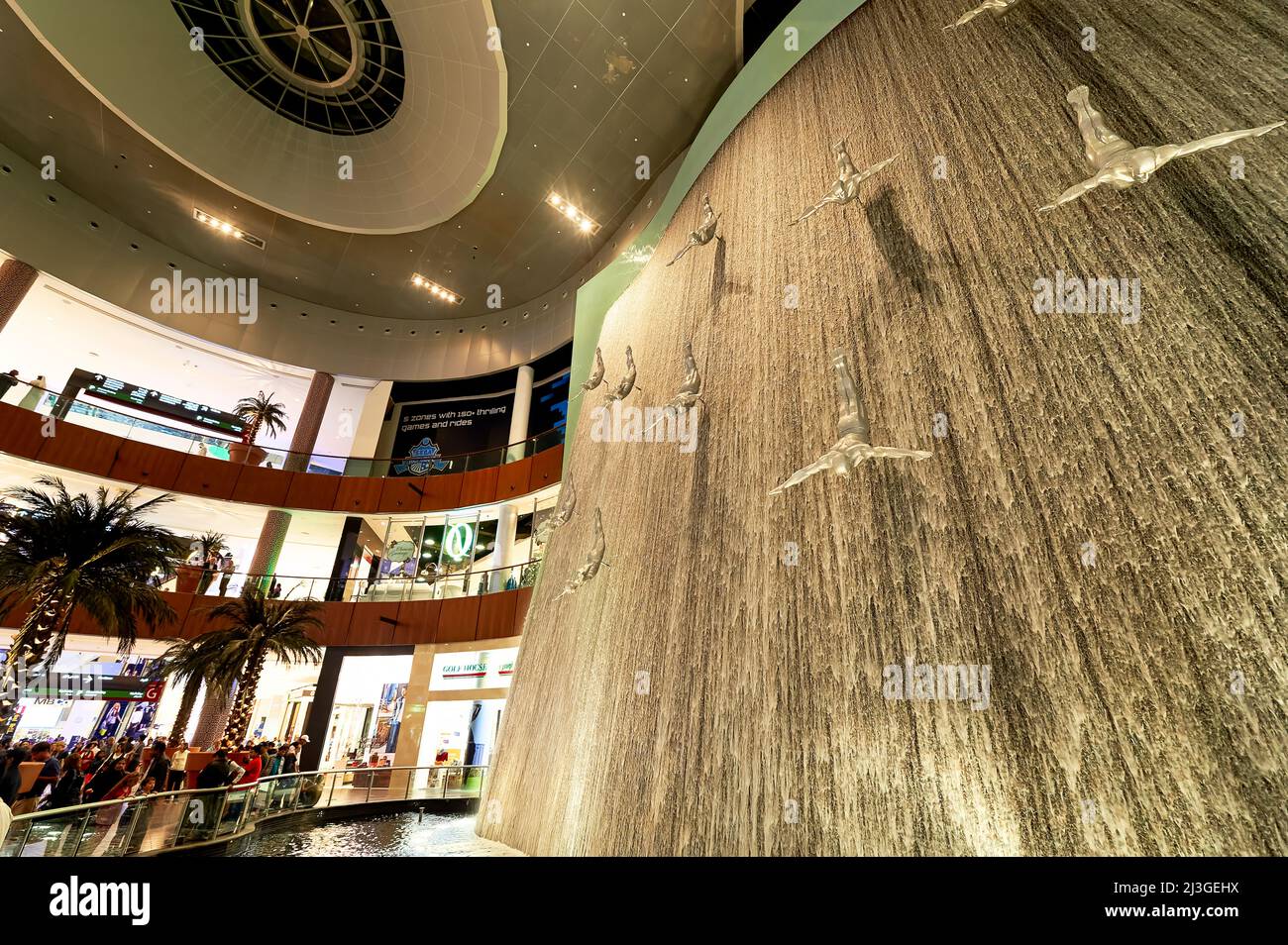 Dubai. EMIRATI ARABI UNITI. La cascata all'interno del Dubai Mall Foto Stock