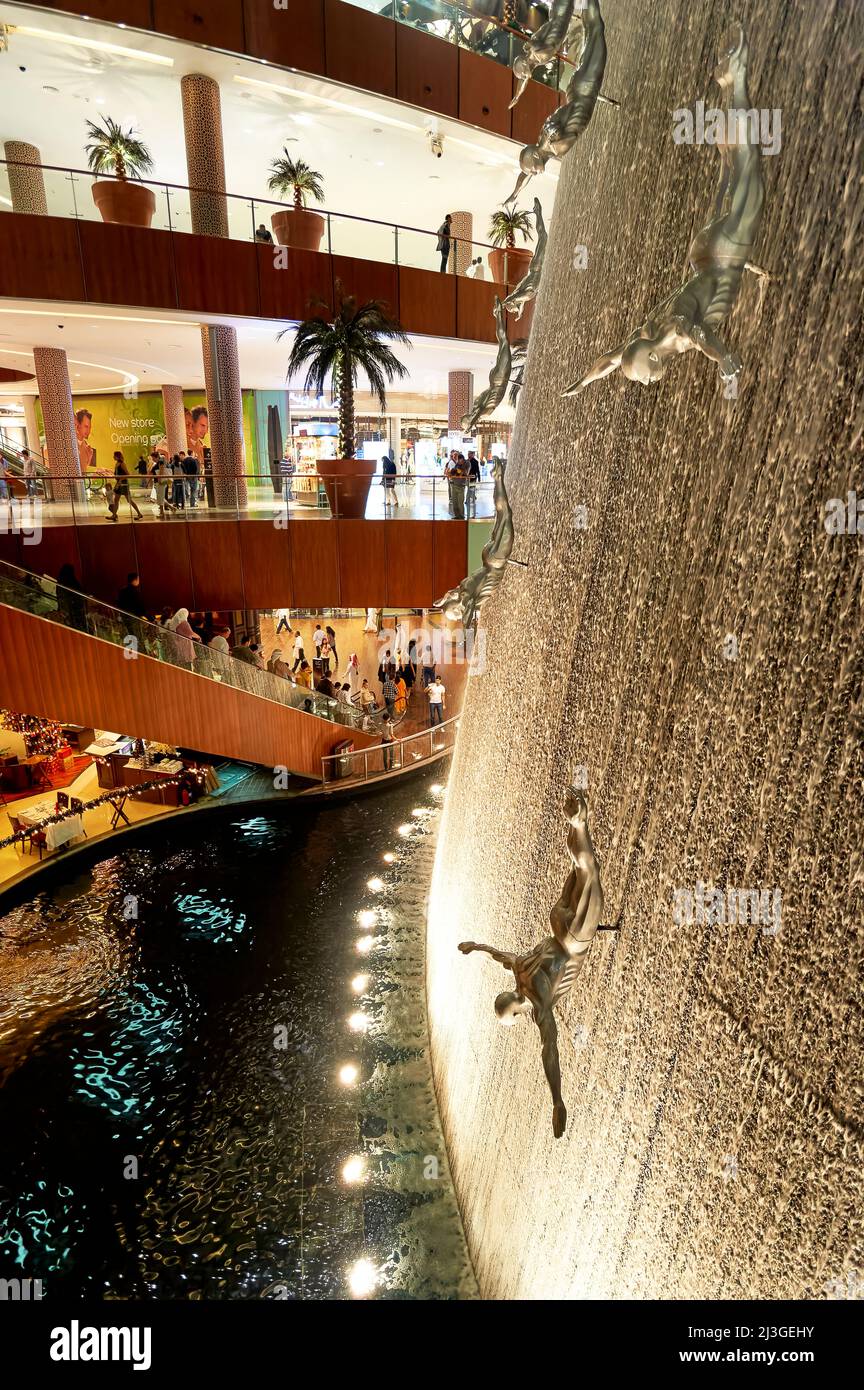 Dubai. EMIRATI ARABI UNITI. La cascata all'interno del Dubai Mall Foto Stock