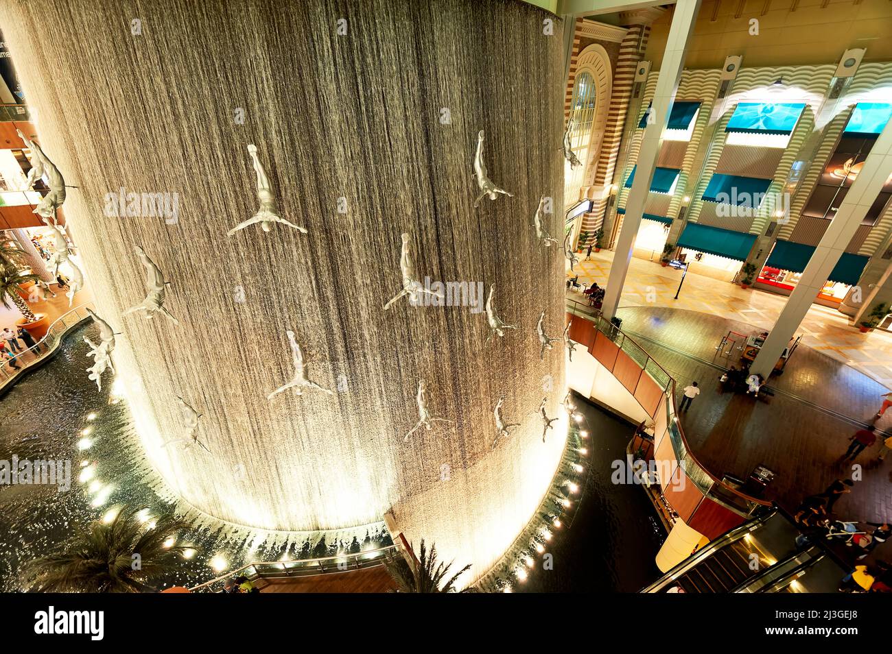 Dubai. EMIRATI ARABI UNITI. La cascata all'interno del Dubai Mall Foto Stock