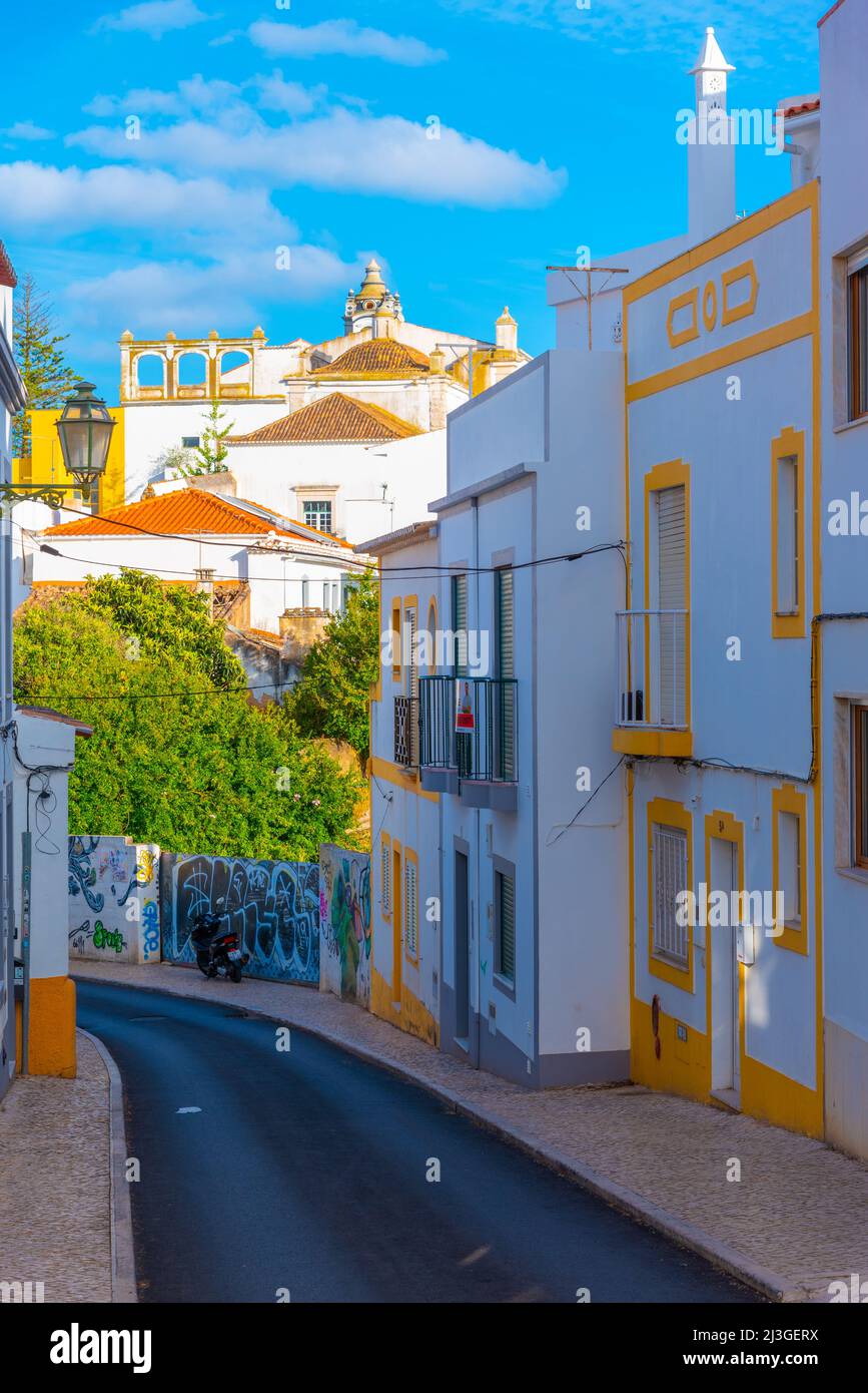 Strada stretta della città vecchia a Lagos città portoghese. Foto Stock