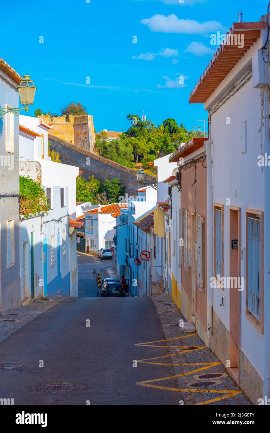 Strada stretta nella parte vecchia della città portoghese Lagos. Foto Stock
