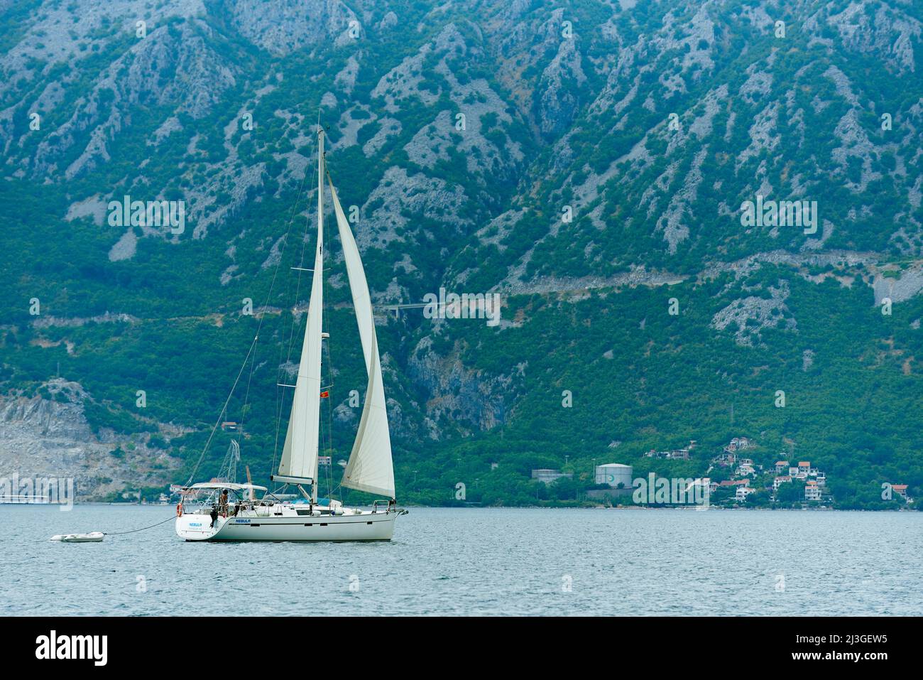 PERAST, MONTENEGRO - 20 LUGLIO 2021: Barca a vela sullo sfondo delle montagne Foto Stock