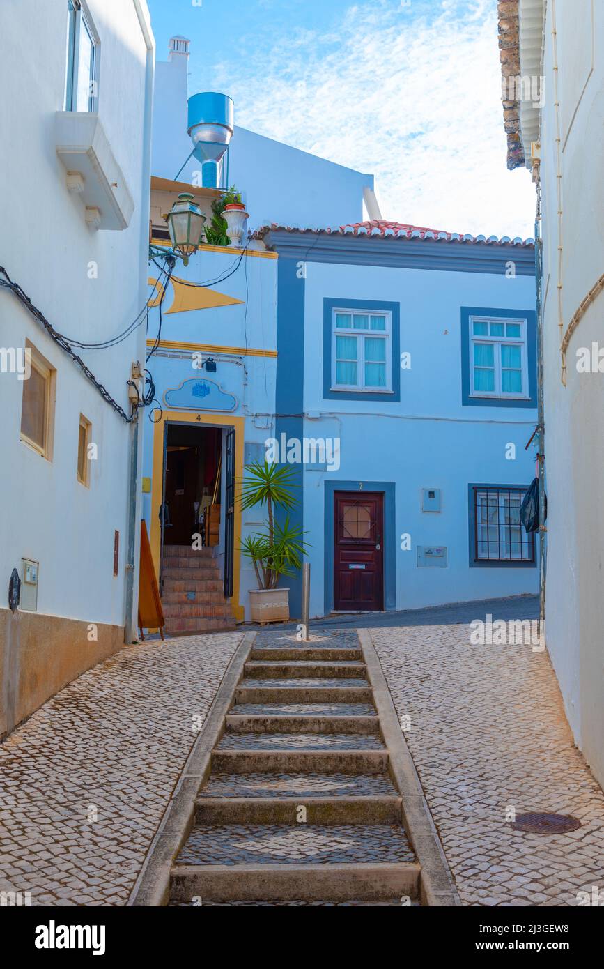 Strada stretta nella parte vecchia della città portoghese Lagos. Foto Stock