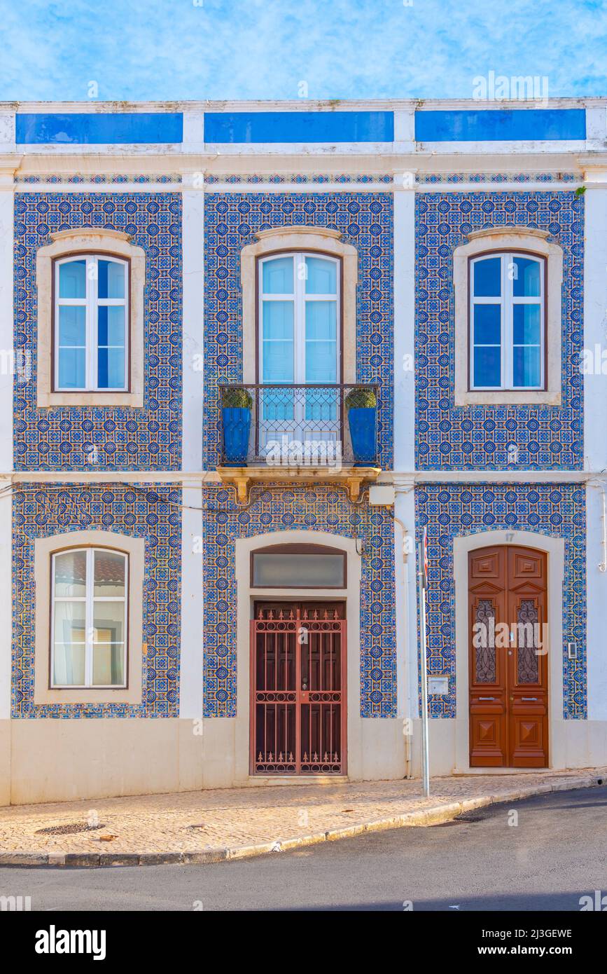 Strada stretta nella parte vecchia della città portoghese Lagos. Foto Stock