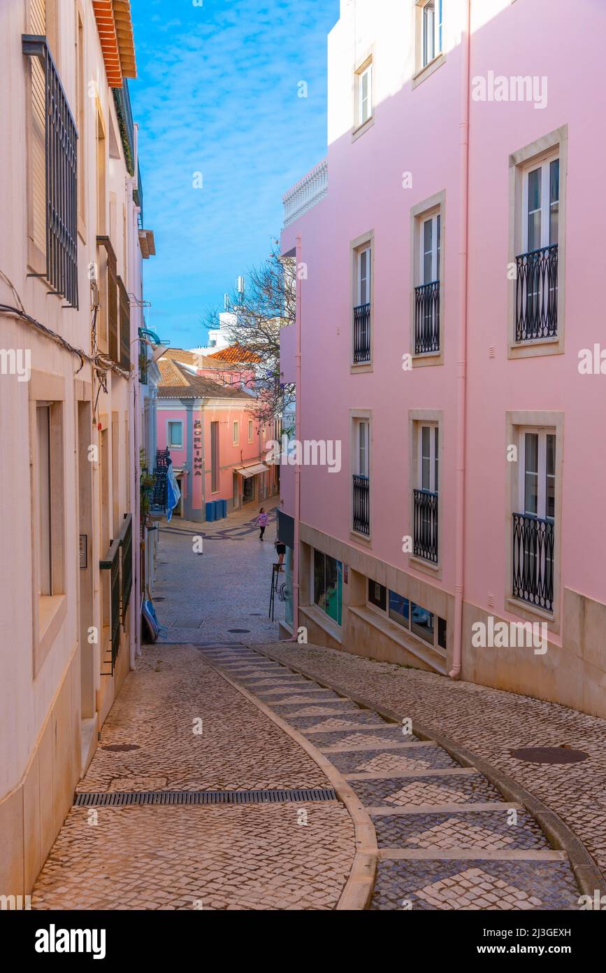 Strada stretta nella parte vecchia della città portoghese Lagos. Foto Stock