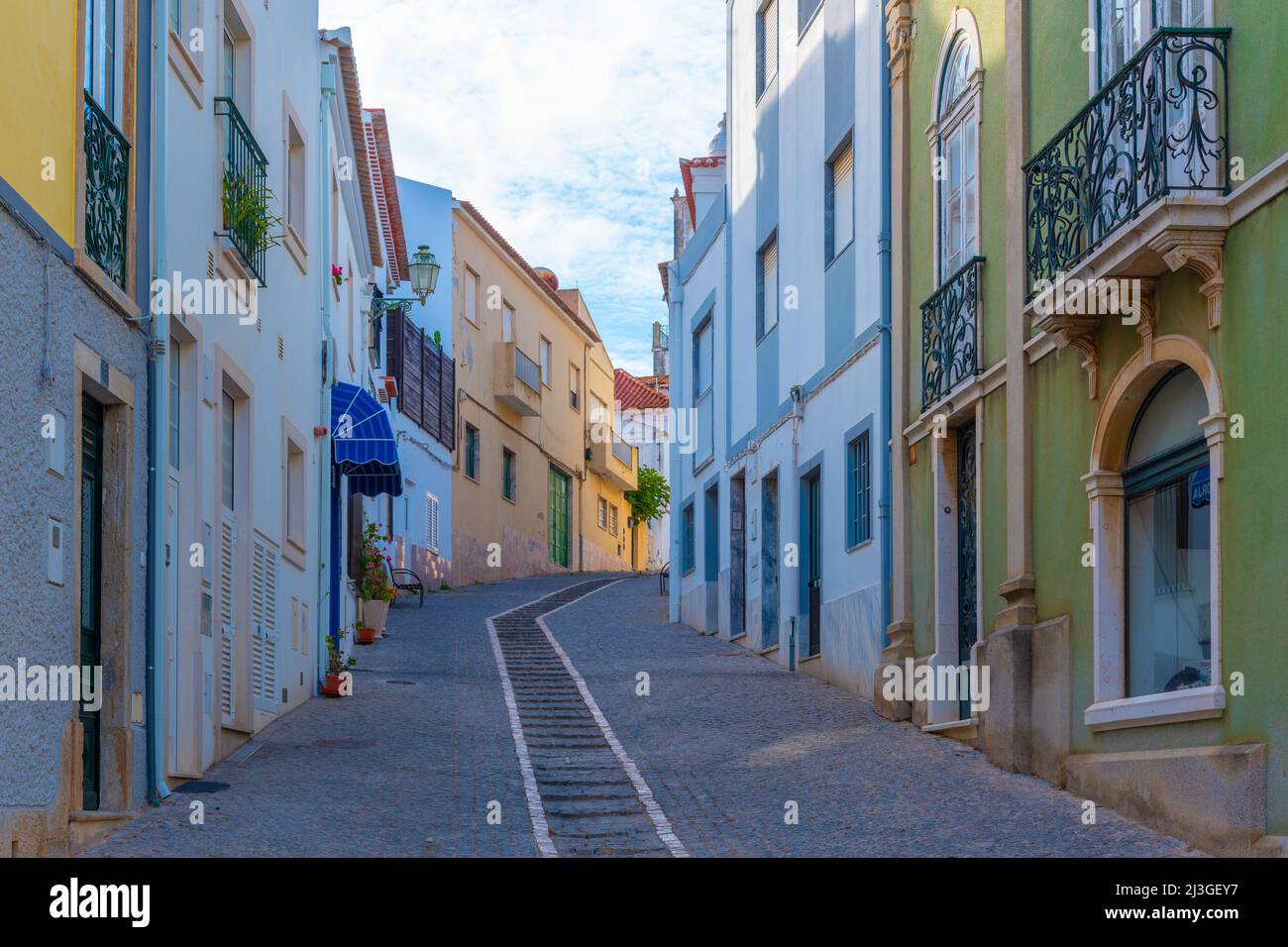 Strada stretta nella parte vecchia della città portoghese Lagos. Foto Stock