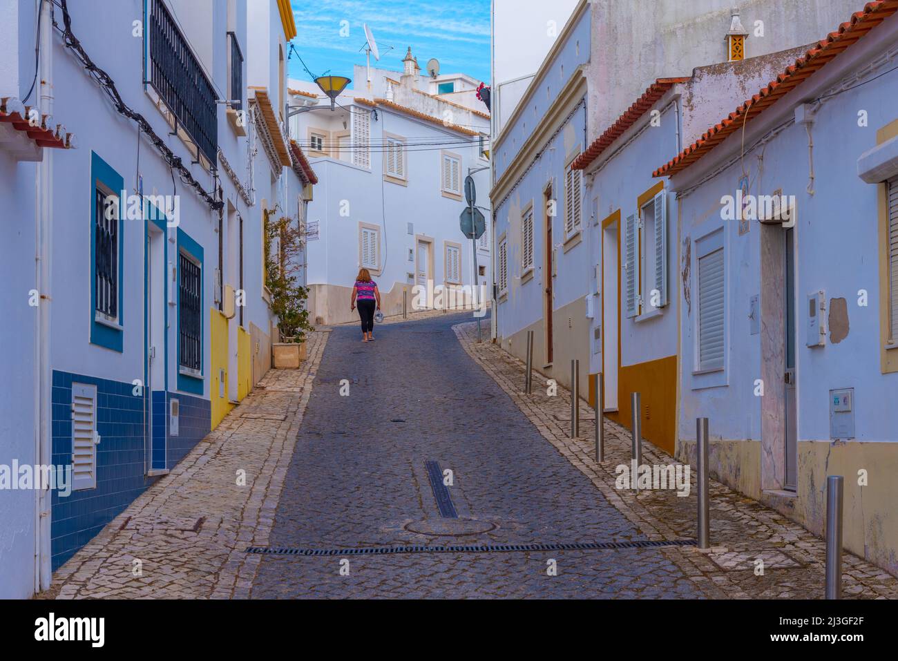 Strada stretta nella parte vecchia della città portoghese Lagos. Foto Stock