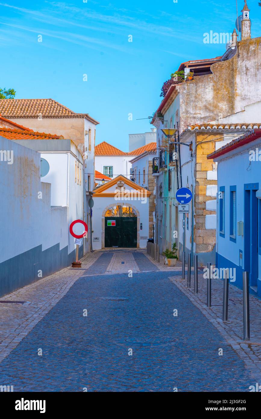 Strada stretta nella parte vecchia della città portoghese Lagos. Foto Stock