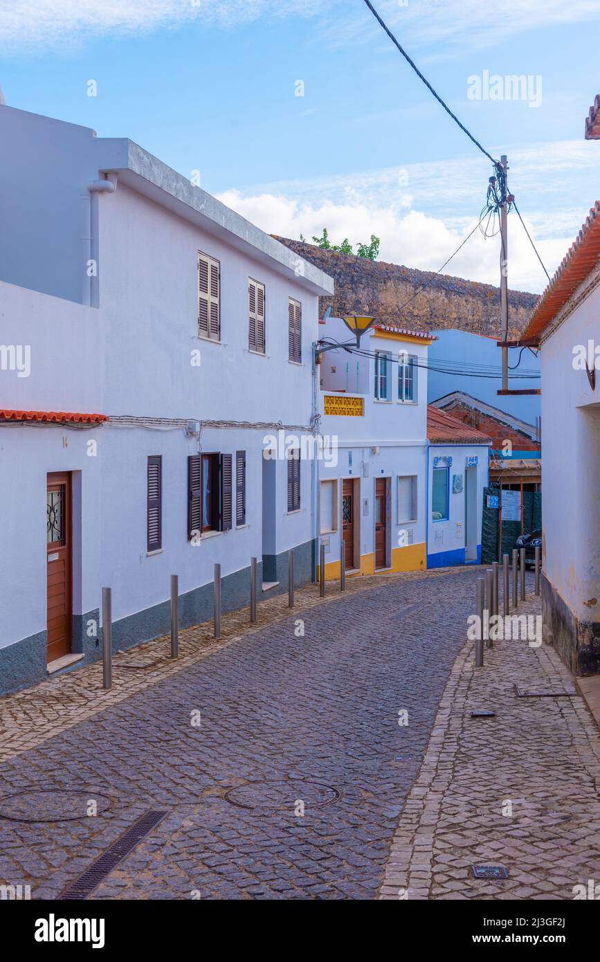 Strada stretta nella parte vecchia della città portoghese Lagos. Foto Stock