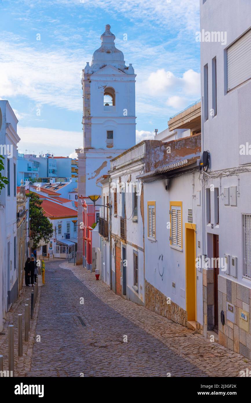 Strada stretta nella parte vecchia della città portoghese Lagos. Foto Stock