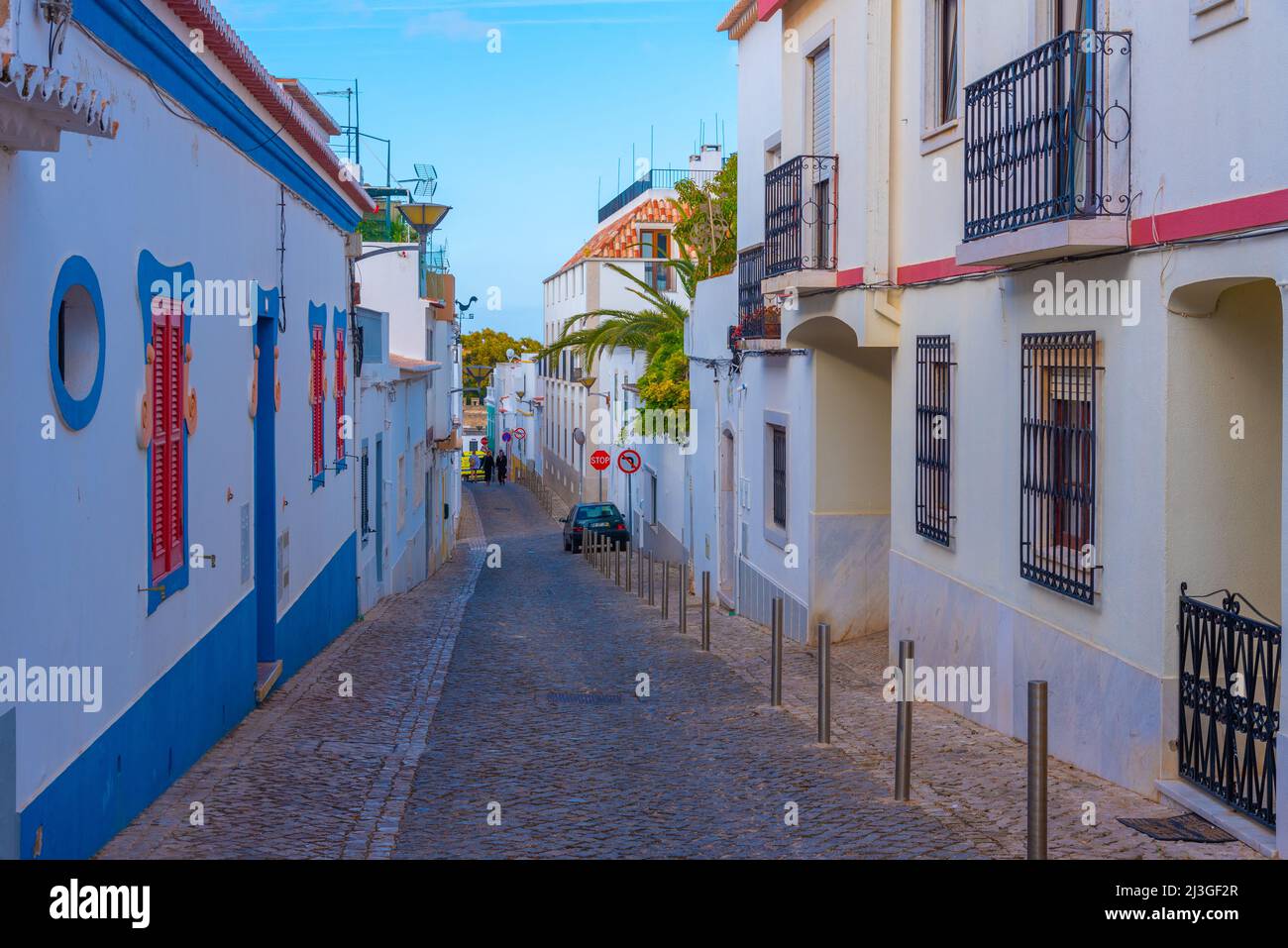 Strada stretta nella parte vecchia della città portoghese Lagos. Foto Stock