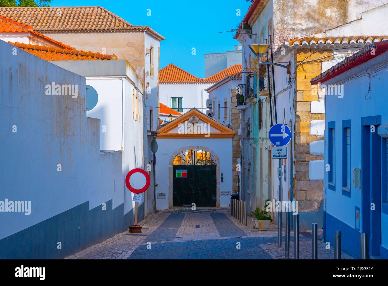 Strada stretta nella parte vecchia della città portoghese Lagos. Foto Stock