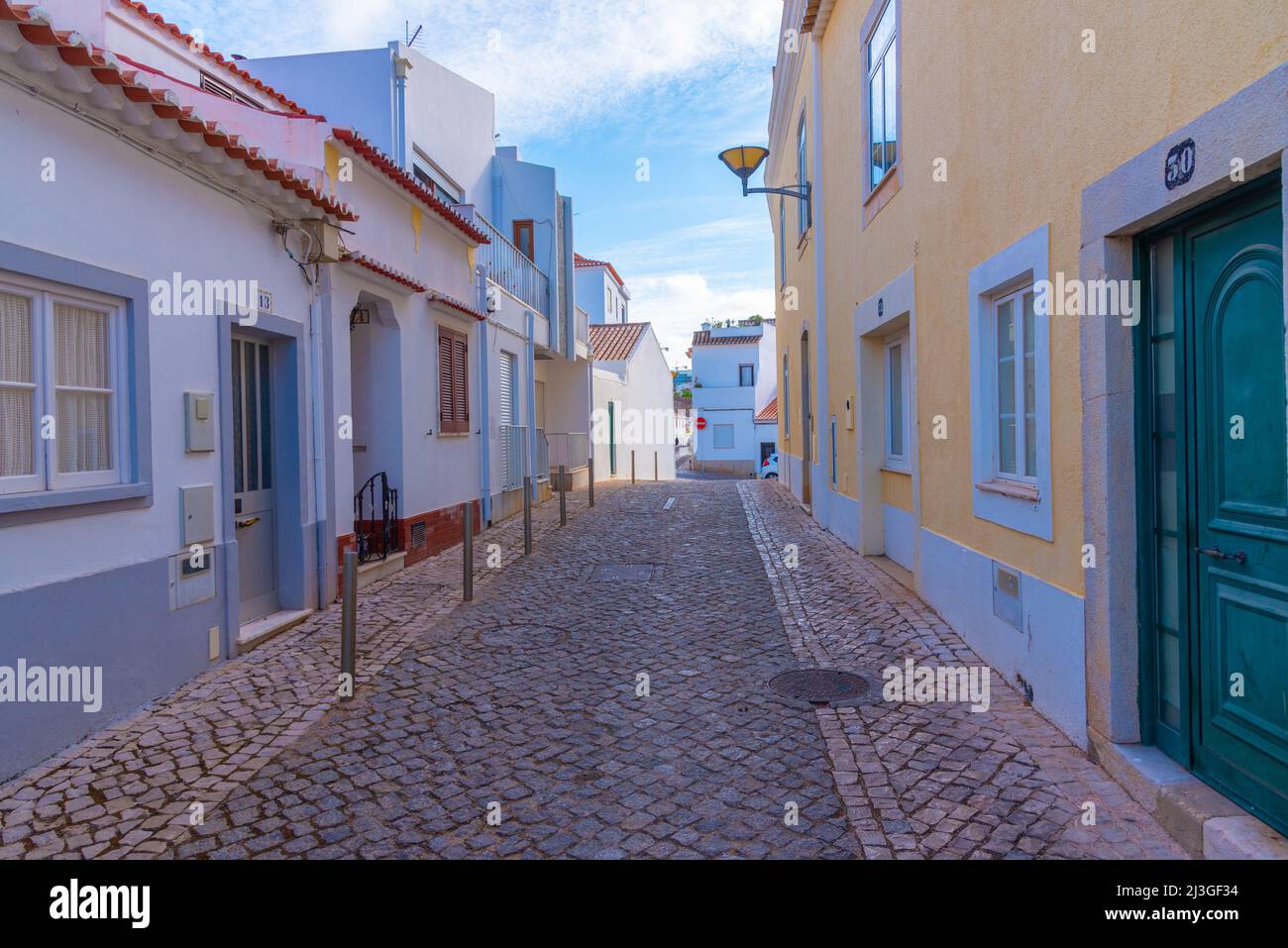 Strada stretta nella parte vecchia della città portoghese Lagos. Foto Stock