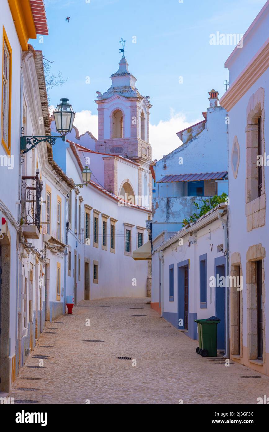 Strada stretta nella parte vecchia della città portoghese Lagos. Foto Stock