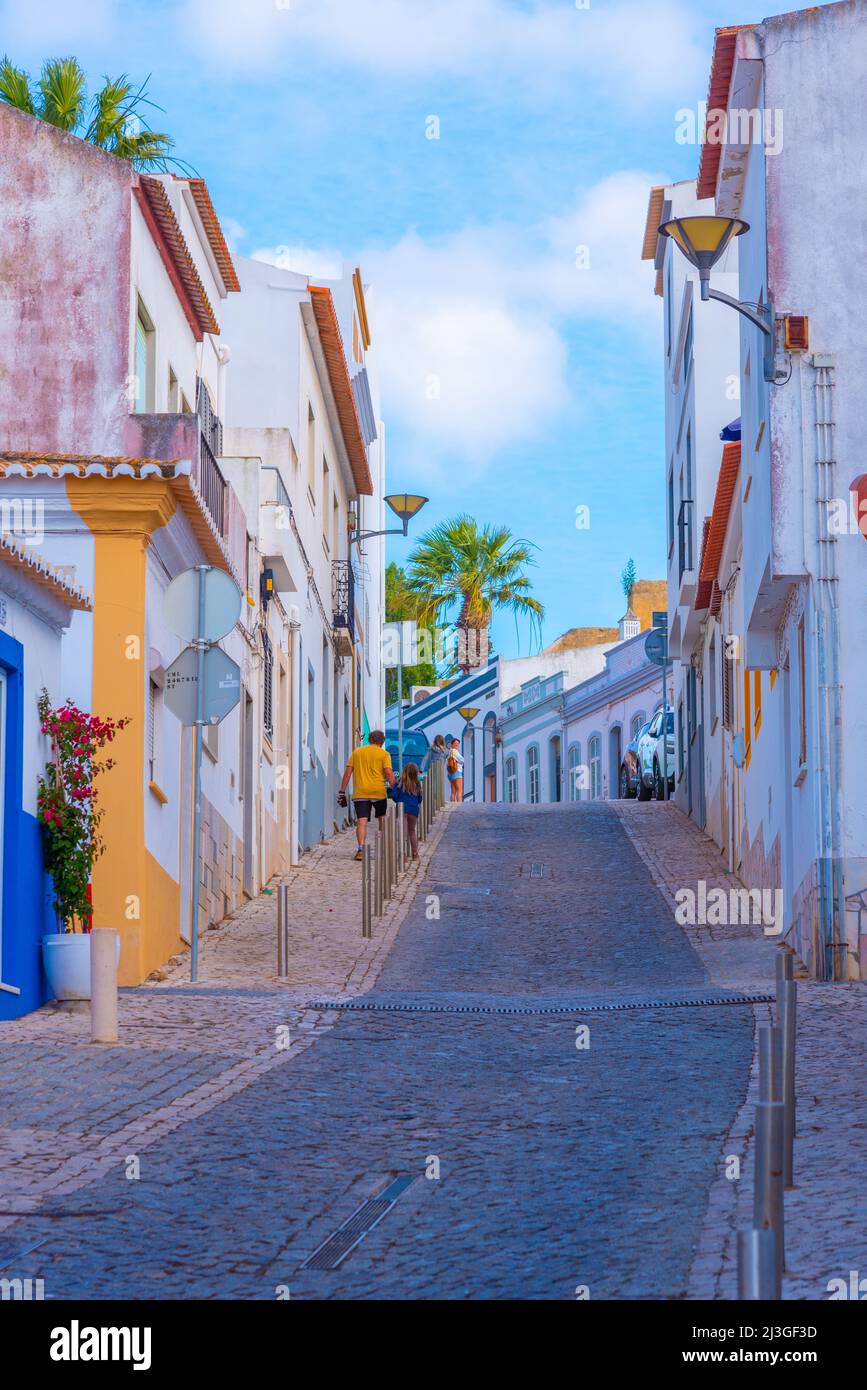 Strada stretta nella parte vecchia della città portoghese Lagos. Foto Stock