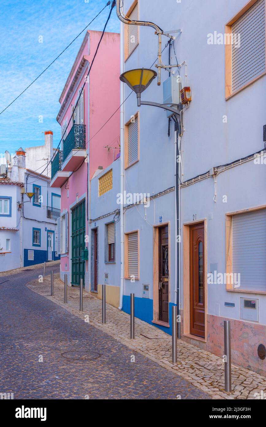 Strada stretta nella parte vecchia della città portoghese Lagos. Foto Stock
