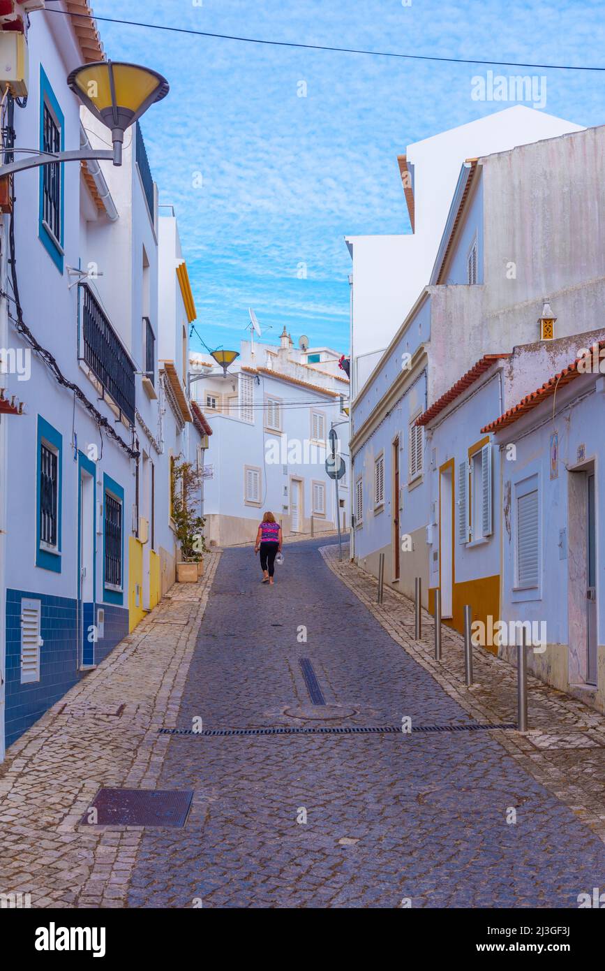 Strada stretta nella parte vecchia della città portoghese Lagos. Foto Stock