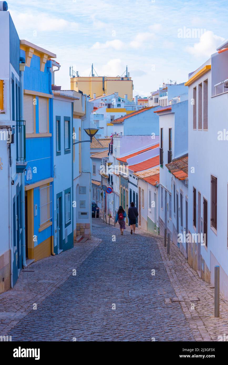 Strada stretta nella parte vecchia della città portoghese Lagos. Foto Stock