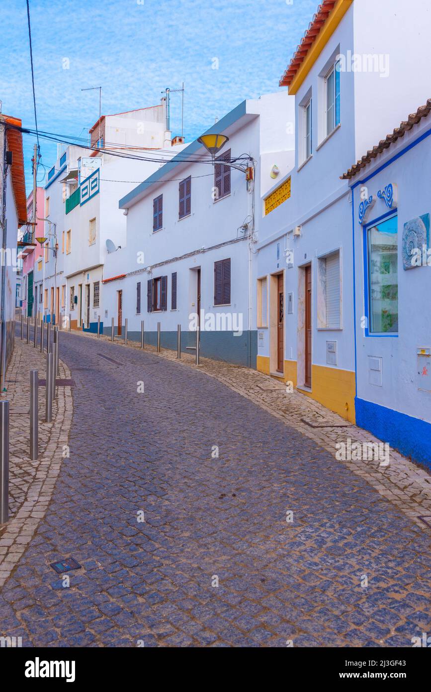 Strada stretta nella parte vecchia della città portoghese Lagos. Foto Stock