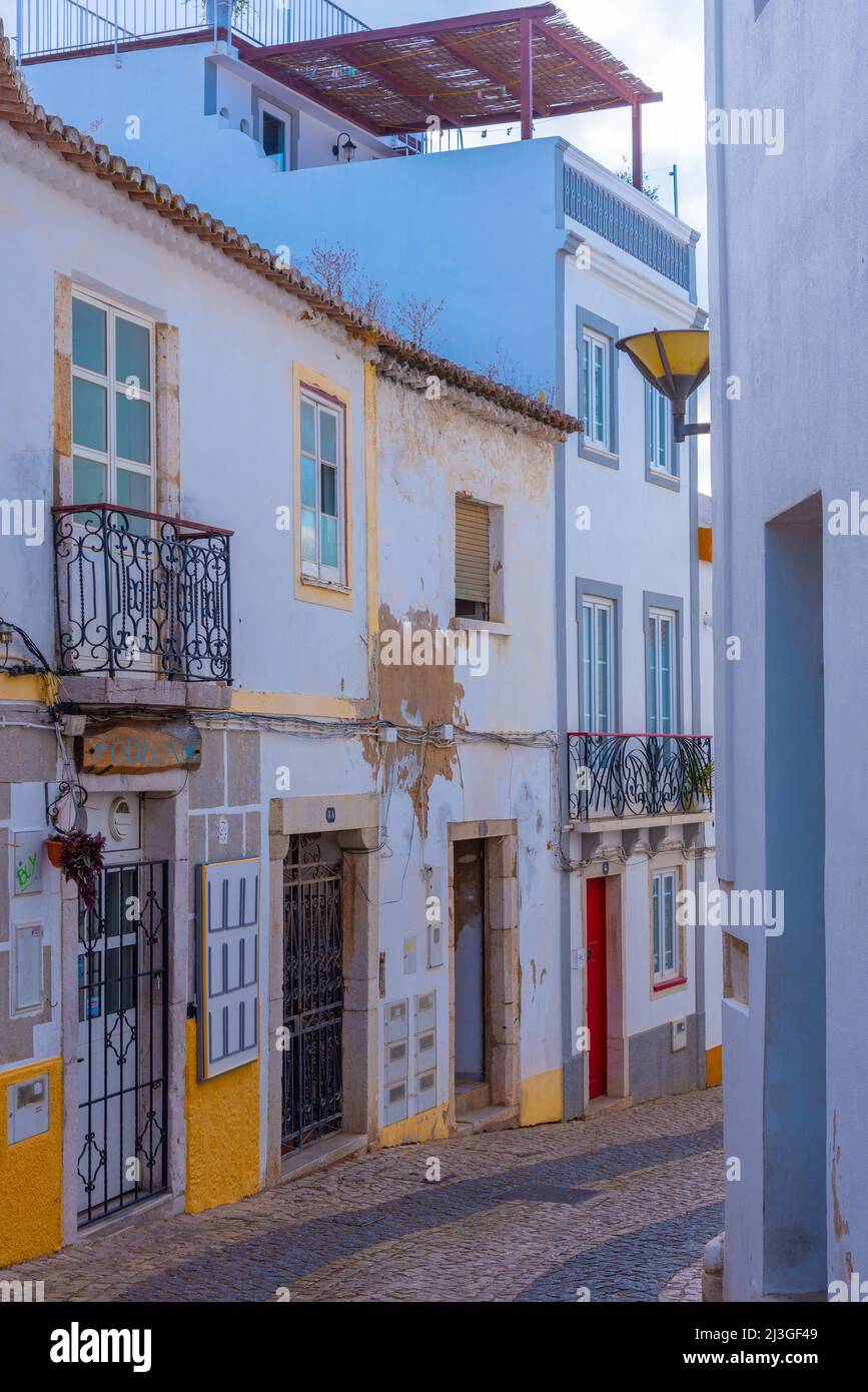Strada stretta nella parte vecchia della città portoghese Lagos. Foto Stock