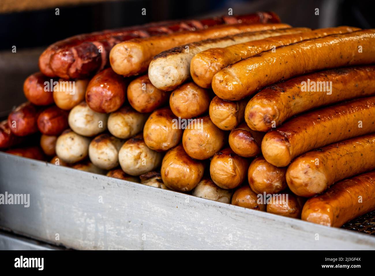Kingston upon Thames London UK, Aprile 07 2022, pile o Stack di salumi caldi Jumbo cucinati senza persone Foto Stock