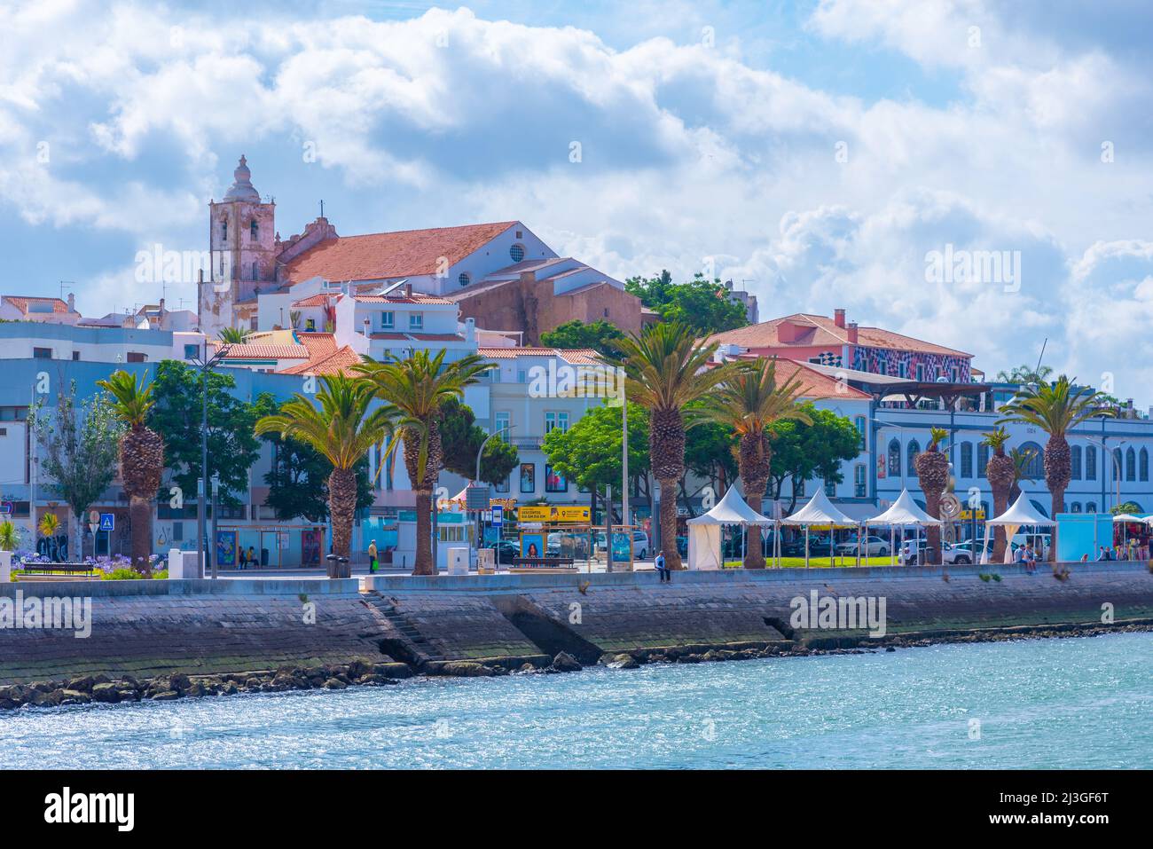 Vista sul mare della città portoghese di Lagos. Foto Stock