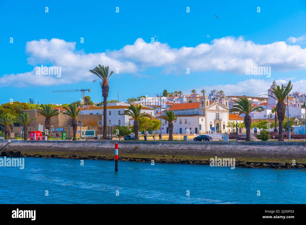 Vista sul mare della città portoghese di Lagos. Foto Stock