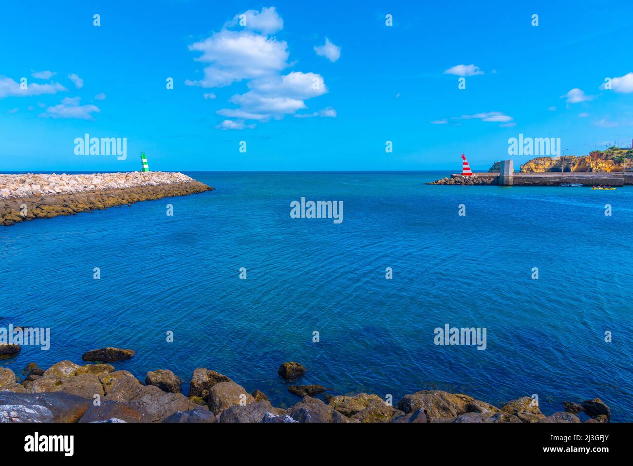 Vista sul mare della città portoghese Portimao. Foto Stock