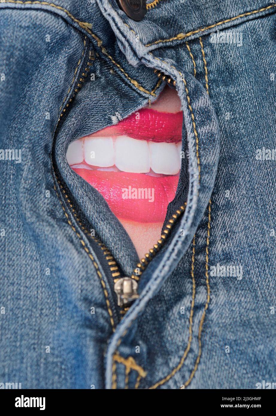 la bocca della donna dietro la cerniera aperta dei pantaloni in denim Foto  stock - Alamy