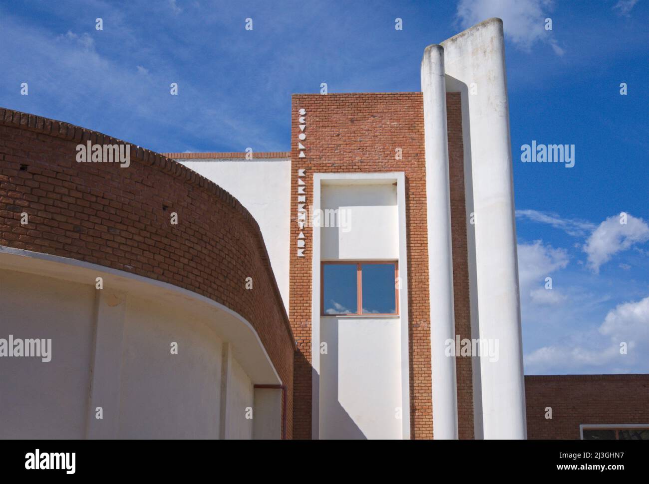 Edificio della scuola elementare,(1935) razionalismo italiano di Arturo Miraglia, Fertilia, Alghero, Sardegna, Italia Foto Stock