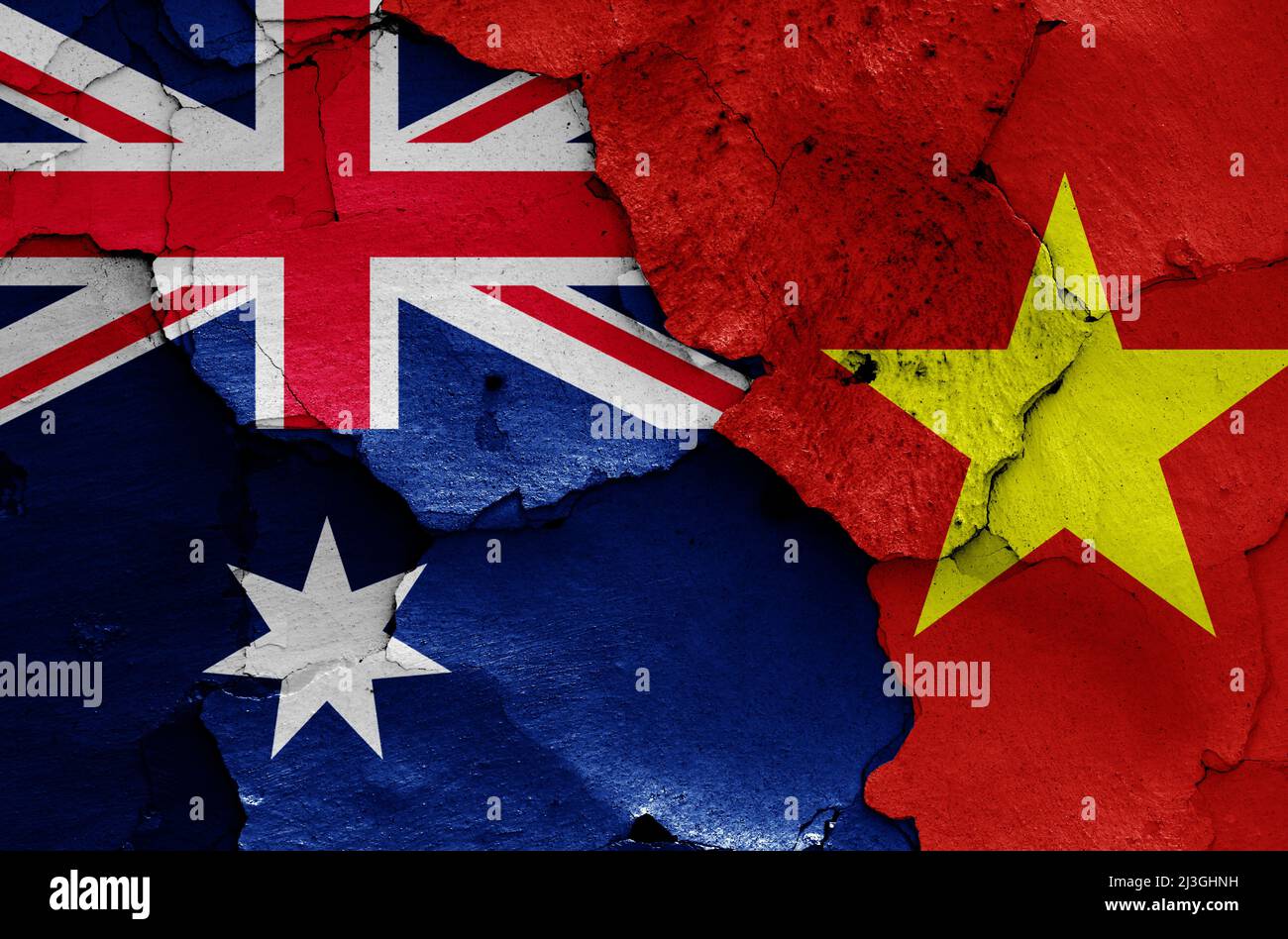 Bandiere di Australia e Vietnam dipinte su pareti incrinate Foto Stock