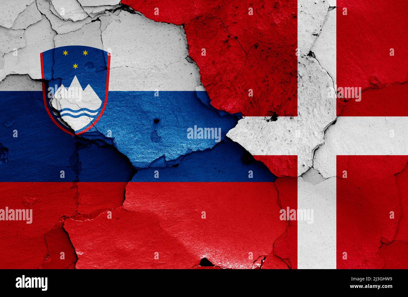 Bandiere di Slovenia e Danimarca dipinte su pareti incrinate Foto Stock