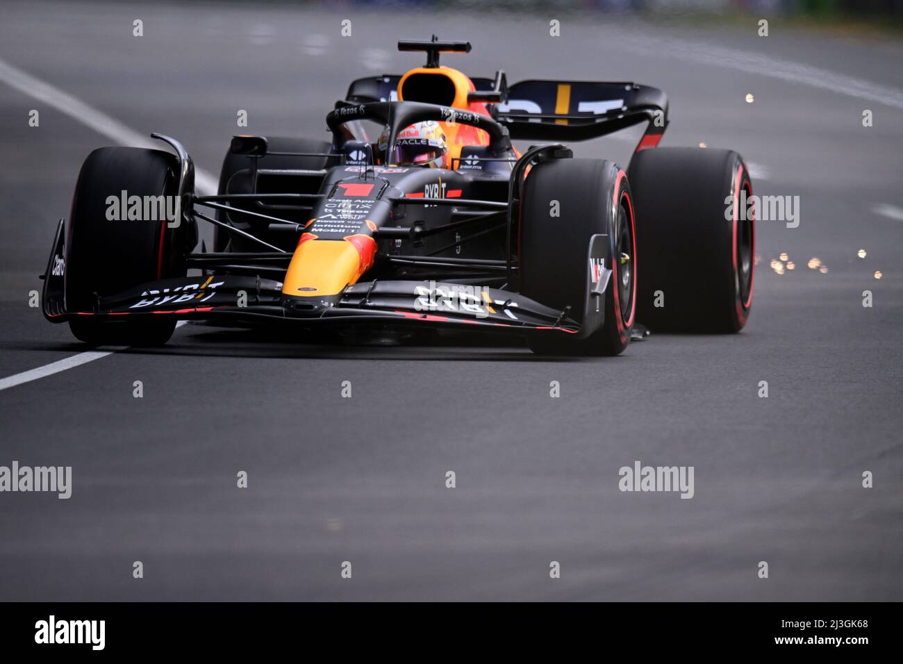 Albert Park, Melbourne, Australia. 8th Apr 2022. FIA Formula 1 Australian Grand Prix, sessioni di prove libere; Max Verstappen dei Paesi Bassi guida il numero 1 di Oracle Red Bull Racing RB18 durante le prove di prova Credit: Action Plus Sports/Alamy Live News Foto Stock