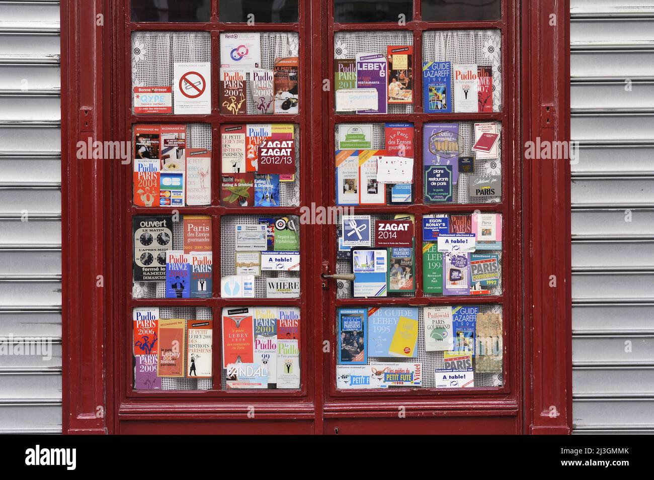 Guida etichette sulla porta di un ristorante - Parigi - Francia Foto Stock