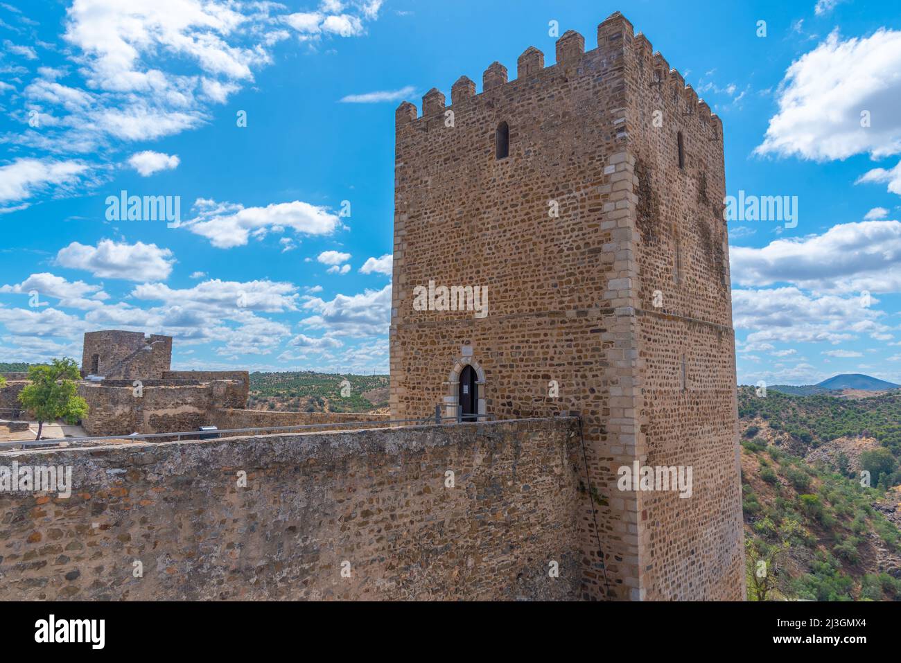 Castello di Mertola con vista sul fiume Guadiana, Portogallo. Foto Stock