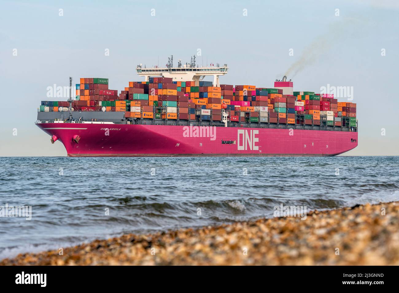 La portaerei ONE Aquila, gestita da Ocean Network Express, si avvicina al porto di Southampton. Foto Stock