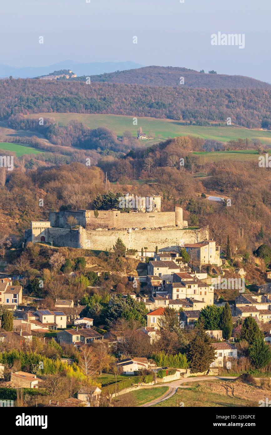 Francia, Alpes-de-Haute-Provence, Mane, villaggi e città di carattere etichetta, villaggio dominato da una cittadella medievale del 12th secolo Foto Stock