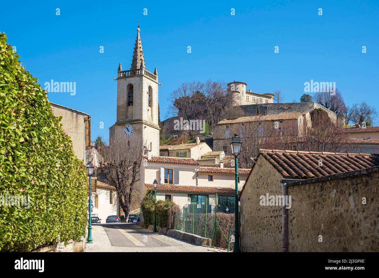 Francia, Alpes-de-Haute-Provence, Mane, villaggi e città di carattere etichetta, Saint-Andre chiesa e la cittadella medievale del 12th secolo che domina il paese Foto Stock