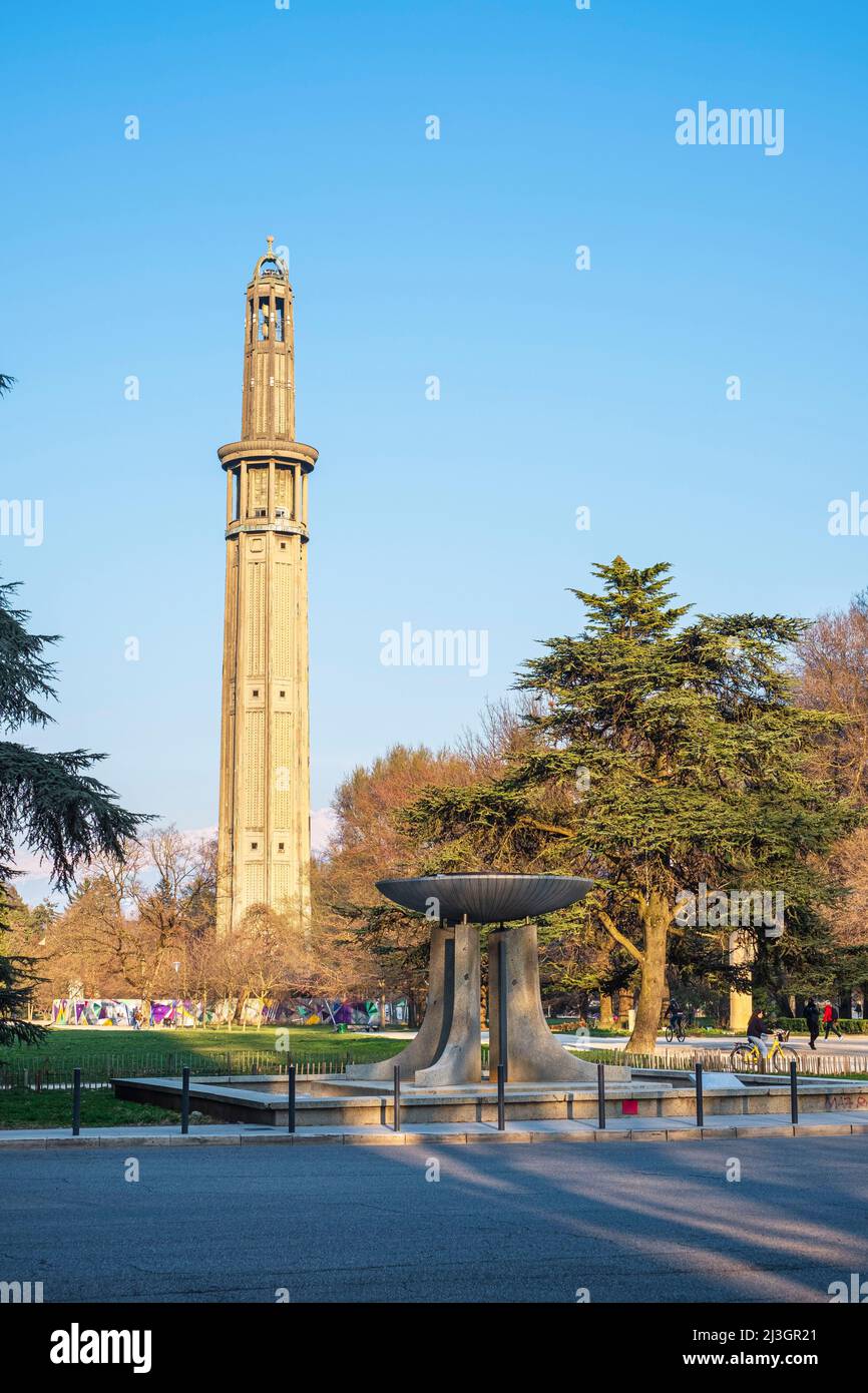 Francia, Isere, Grenoble, Parco Paul Mistral, Torre Perret costruita nel 1925 in cemento armato e il calderone della fiamma dei Giochi Olimpici del 1968 Foto Stock