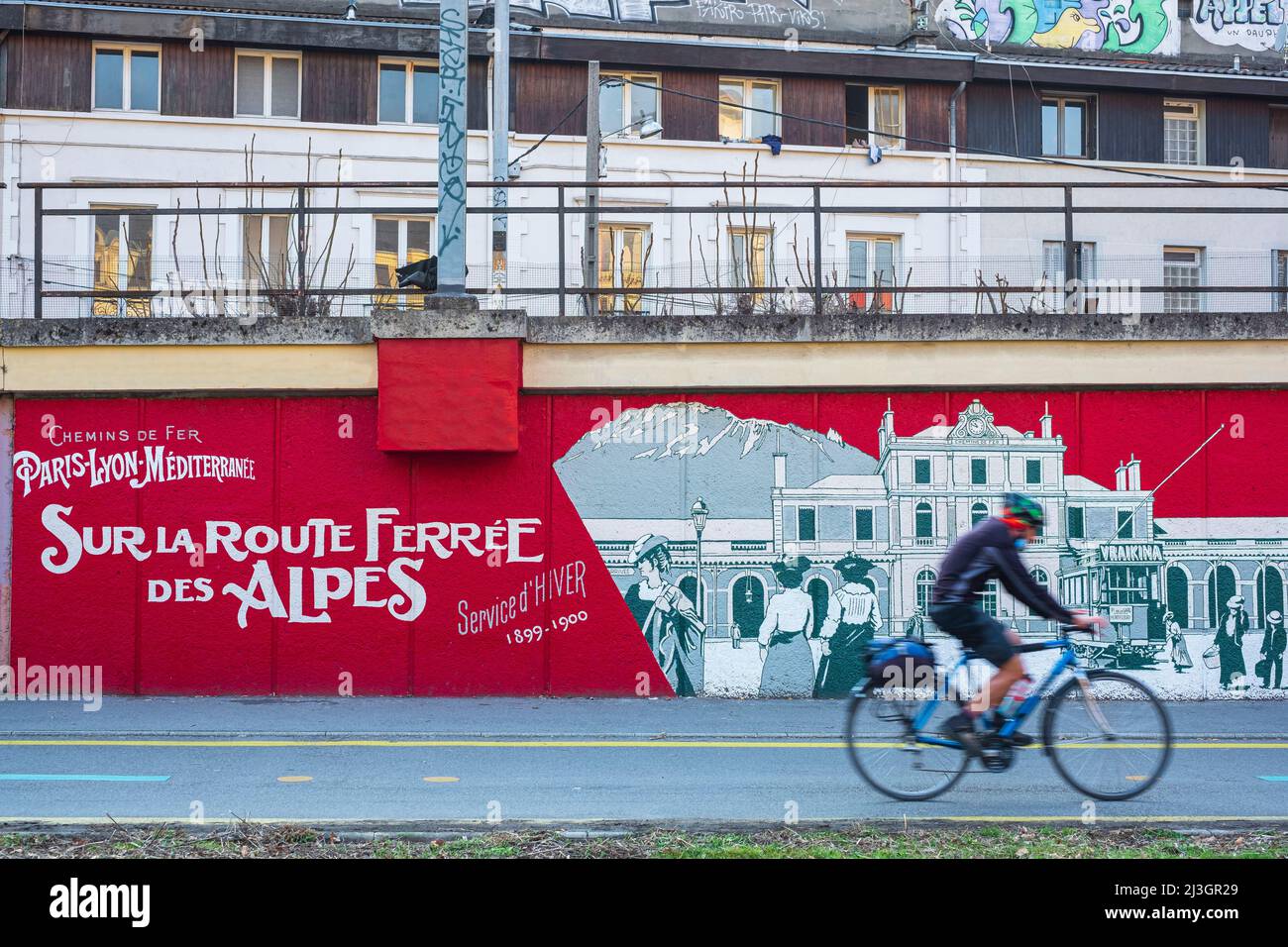Francia, Isere, Grenoble, affresco della linea Parigi-Lione-Méditerranée o PLM, la ferrovia delle Alpi, dall'artista Grenoble Nesse (Jerome Favre) lungo il ponte ferroviario Estacade Foto Stock