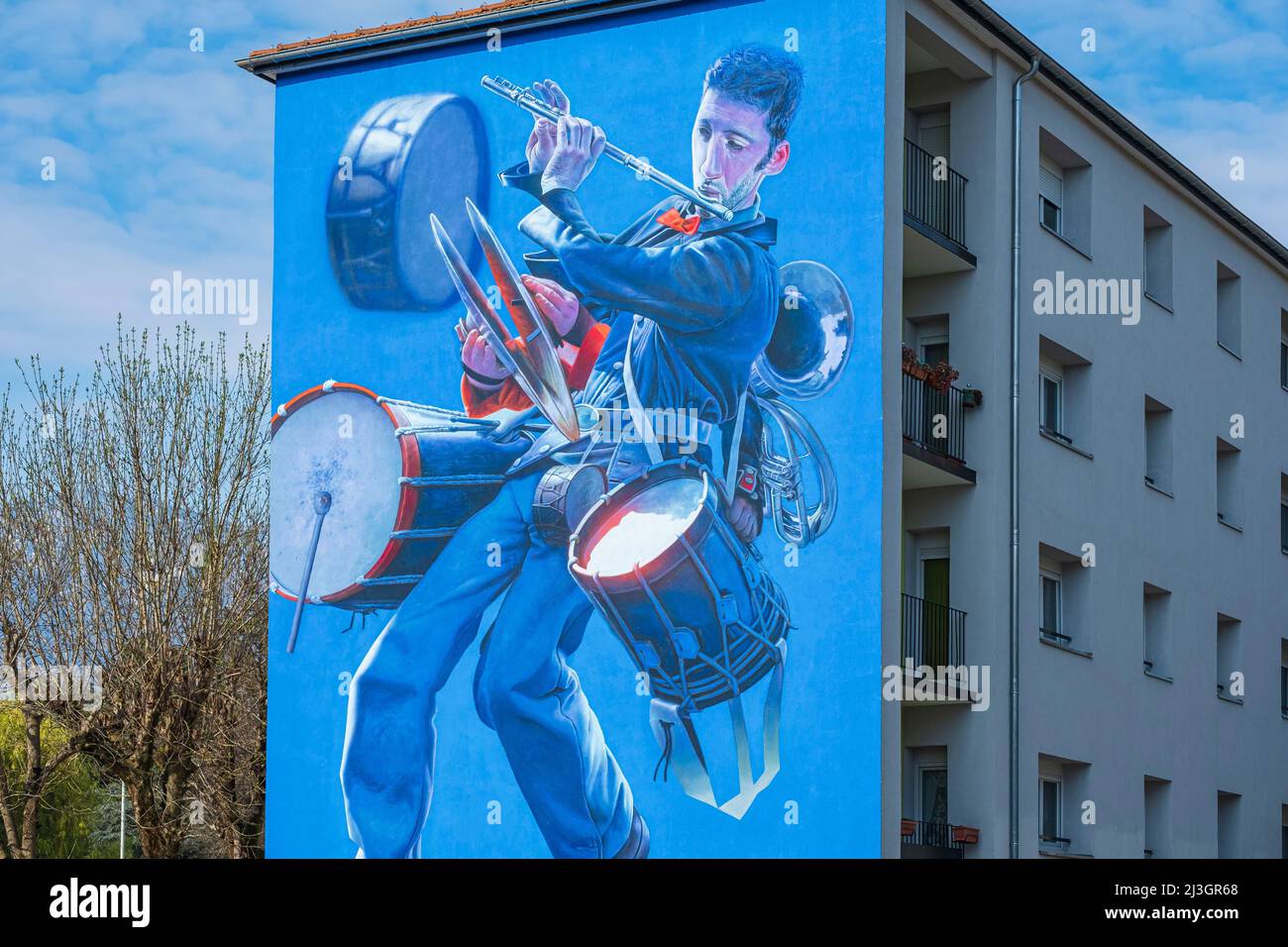 Francia, Isere, Saint-Martin d'Heres, affresco l'uomo orchestrale degli artisti olandesi TelmoMiel per la Street Art Fest Grenoble Alpes 2021 Foto Stock