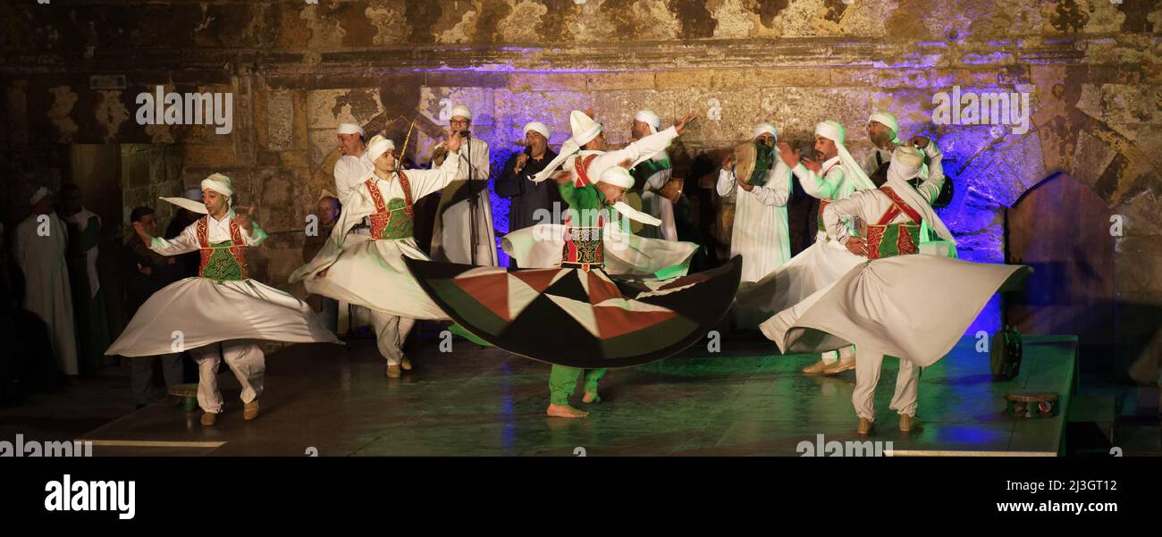 Egitto, Cairo, la vecchia città musulmana, al Ghuri complesso islamico, Wikala al Ghuri, danza e musica Sufi, spettacolo di Dervish Sufi Foto Stock