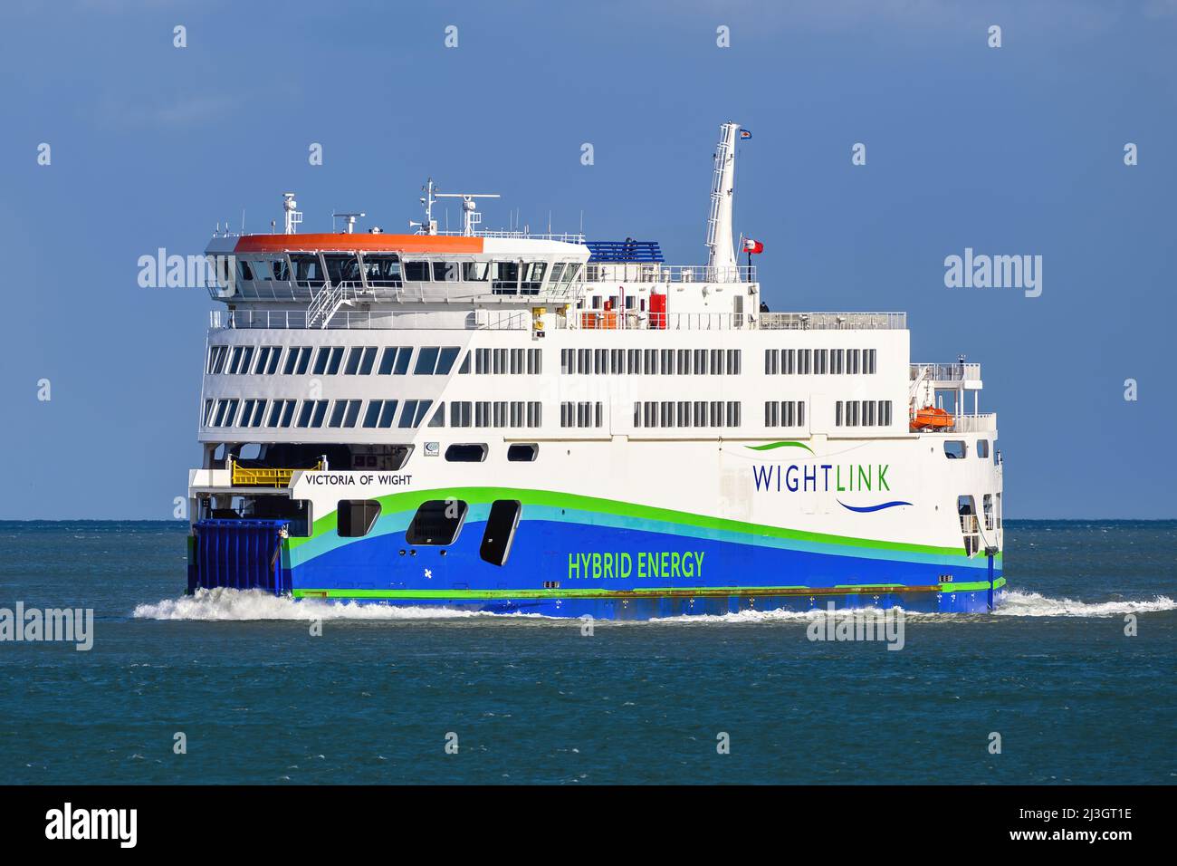 Victoria of Wight è un traghetto ibrido gestito da Wightlink Ferries attraverso il Solent tra Portsmouth e l'Isola di Wight - Aprile 2022. Foto Stock
