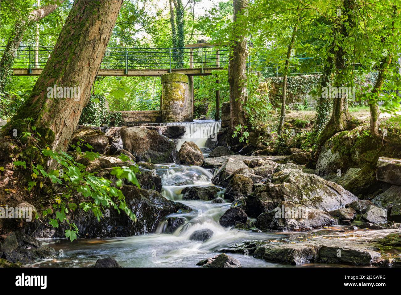 Francia, Manica, Mortain-Bocage, la piccola Cascade, situato sul fiume Cancon, serie di piccole cascate Foto Stock