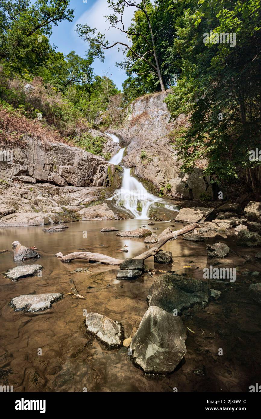 Francia, Manica, Mortain-Bocage, la Grande Cascade, situata sul fiume Cance, 25 metri di altezza Foto Stock