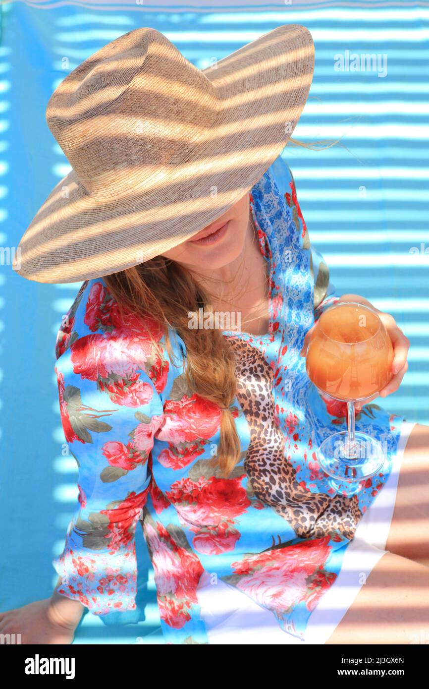 Francia, Alpes Maritimes, Mandelieu la Napoule, aperitivo al bar Dolce Farniente Foto Stock